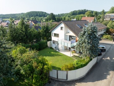 VIELSEITIGES MEHRFAMILIENHAUS MIT GROSSEM GARTEN IN IDYLLISCHER LAGE 